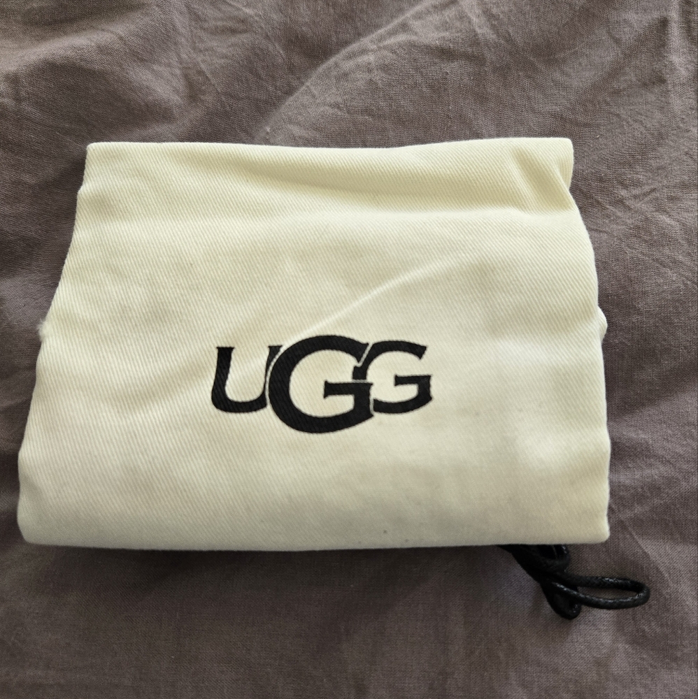 UGG Cream Drawstring Dust Cover